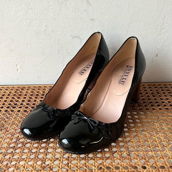 Anti Lu Patent Leather Pumps with Bow - Picture 2 of 9